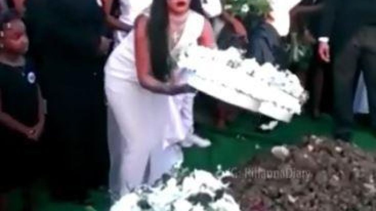 Риана шокира света! Появи се в сватбена одежда на погребението на братовчеда си (СНИМКИ)