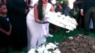 Риана шокира света! Появи се в сватбена одежда на погребението на братовчеда си (СНИМКИ)
