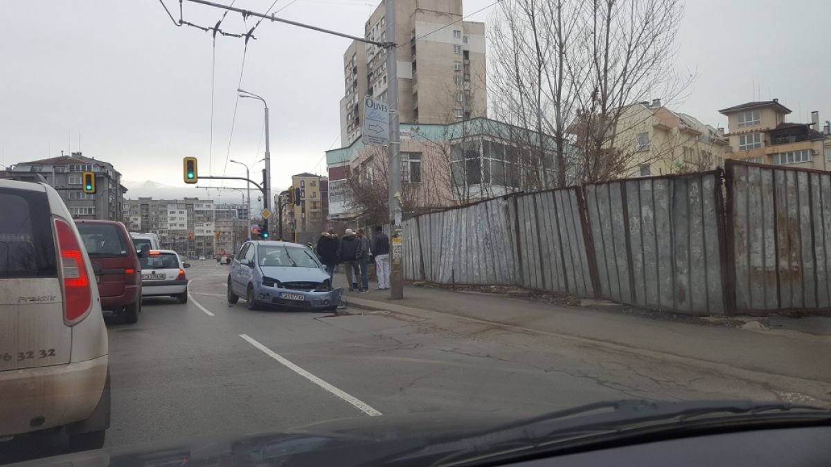 Зверска катастрофа с патрулка в столицата, има пострадали полицаи! (СНИМКИ)