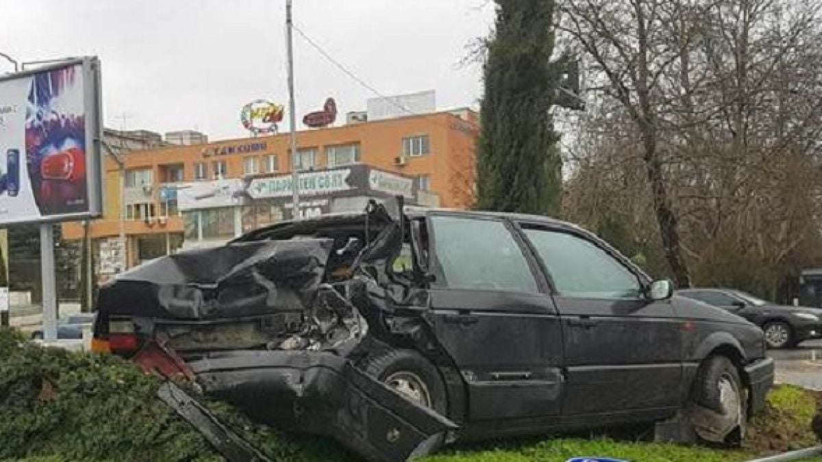 Страшно меле в Бургас! Автобус помете "Пасат" с бясна скорост, колата е изхвърчала на 50 метра от удара! (СНИМКИ)