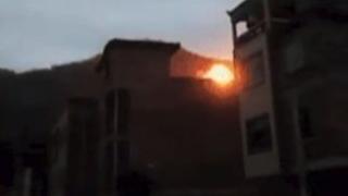 "Тайнствен" обект падна от небето и избухна в пламъци (ВИДЕО)
