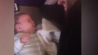 Феномен! 3-месечно бебе проговори на баща си (ВИДЕО)