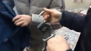 Екшън в Киев: Радикалите нападнаха сградата на руския Център за наука и култура (ВИДЕО)