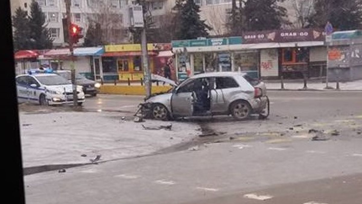 Събота вечер в Студентски град: Кола се размаза в стълб (СНИМКА)