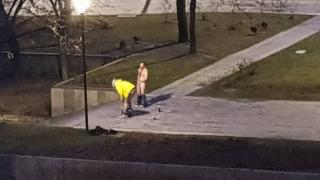 Първо в БЛИЦ! Двама голи мъже лъснаха пред НДК в разгара на Европредседателството, няма да повярвате какво правят (СНИМКИ 18+)