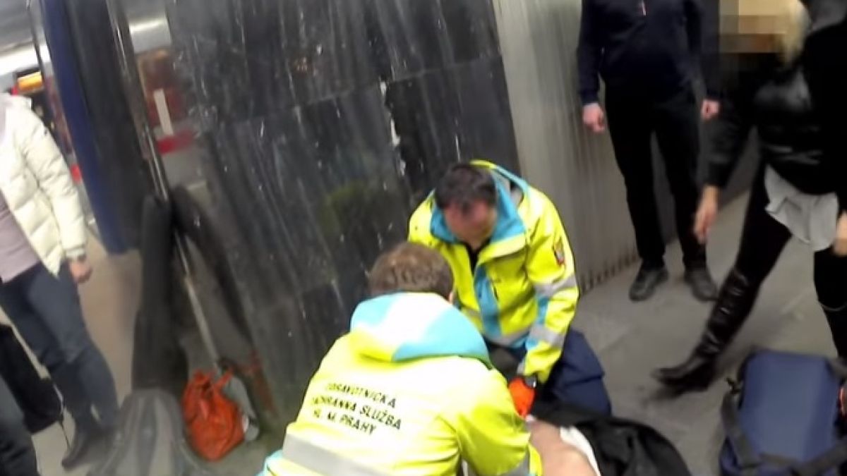 Ужасяващо ВИДЕО 18+! Мъж колабира в метрото, след като му спря сърцето, остават му секунди до смъртта
