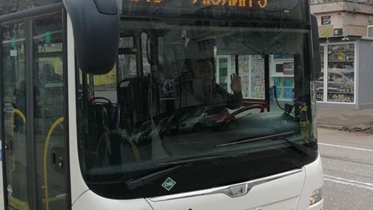 Няма такава наглост! Шофьор на автобус търка билетчета в движение, крещи на пътниците, а после... (СНИМКИ)