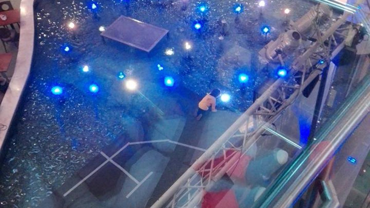 Това ли са най-безотговорните родители в София? Пият си спокойно питието, докато детето им... (СНИМКИ)