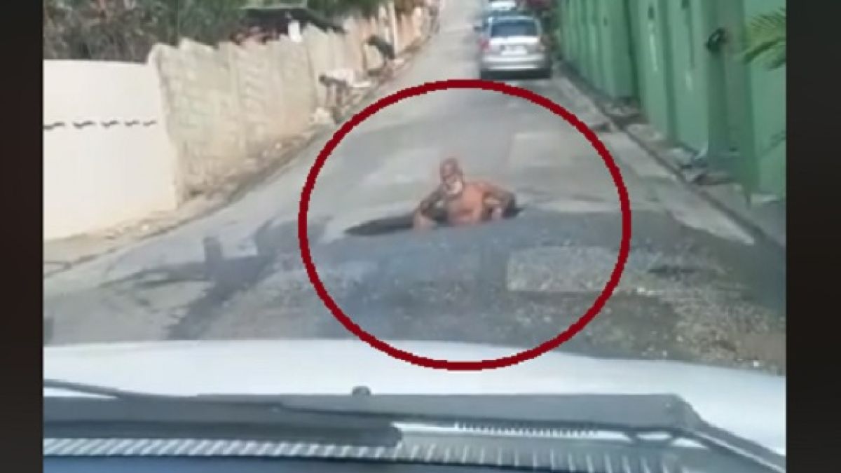 Мъж превърна дупка на пътя в... джакузи и легна в нея да се изкъпе (ВИДЕО)
