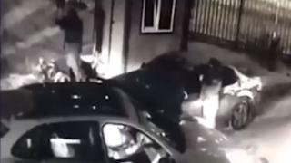 Вижте как ефектно и бързо бандити ограбиха хиляди евро от бизнесмен в "Порше" (ВИДЕО 18+)
