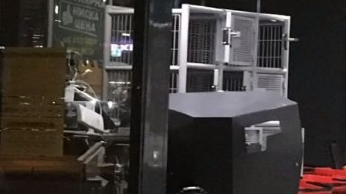 Стана ясно колко много пари са отмъкнали апашите от взривения банкомат в супермаркет в "Дружба" и как са го направили