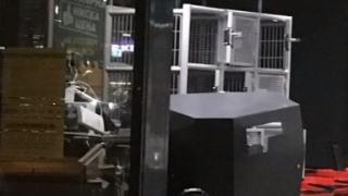 Стана ясно колко много пари са отмъкнали апашите от взривения банкомат в супермаркет в "Дружба" и как са го направили