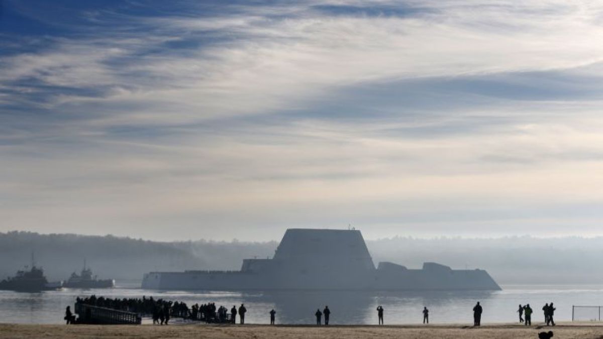 Последно: Трите разрушителя Zumwalt остават без „умна” и разорително скъпа артилерия 
