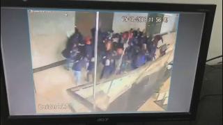Появи се страшно ВИДЕО от срутването на етаж на фондова борса, не е за хора със слаби сърца!