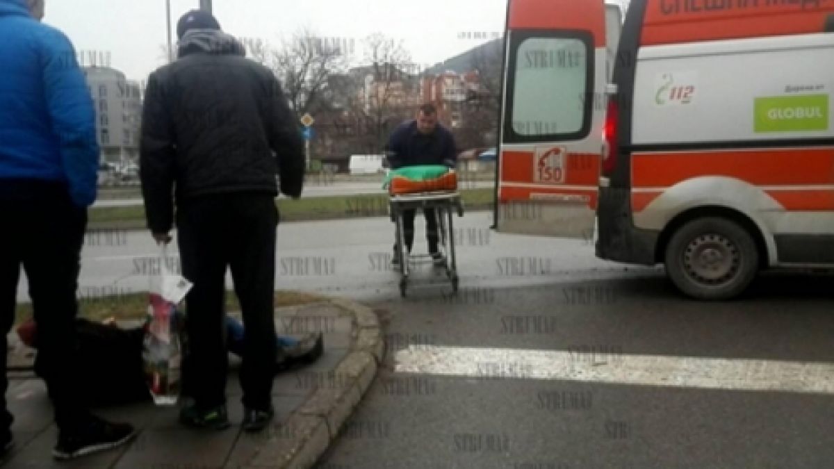 Паднал на улицата благоевградчанин с окървавена глава вдигна на крак спешните медици (СНИМКИ)
