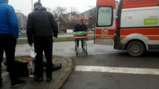 Паднал на улицата благоевградчанин с окървавена глава вдигна на крак спешните медици (СНИМКИ)