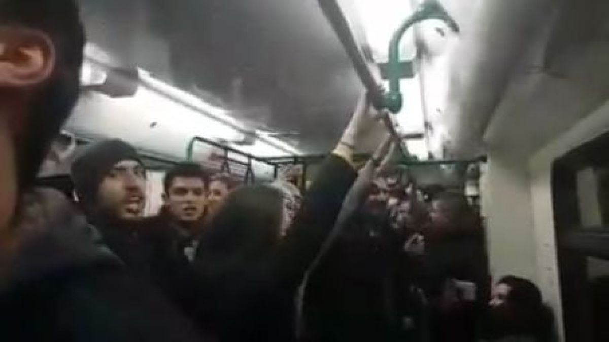 Млади българи сториха нещо уникално в метрото, типично по нашенски обаче ги оплюха адски грозно (ВИДЕО)