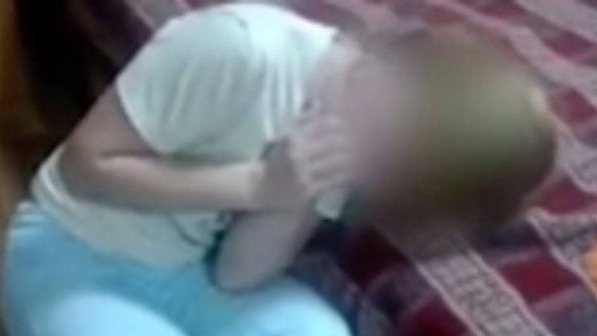 Три ученички се снимат голи, четвърта ги издаде, те я пребиха (ВИДЕО 18+)