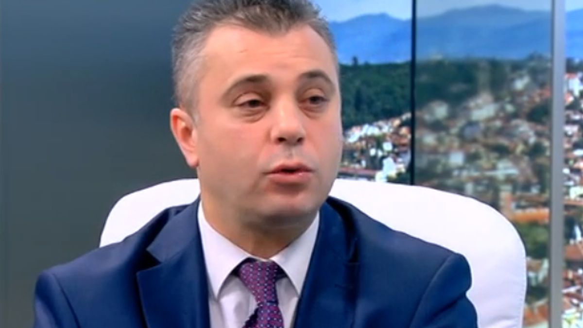 Жесток скандал за военната служба: Тя е най-голямата простотия, твърди спортният журналист Папазян, патриотът Ангелов го строява