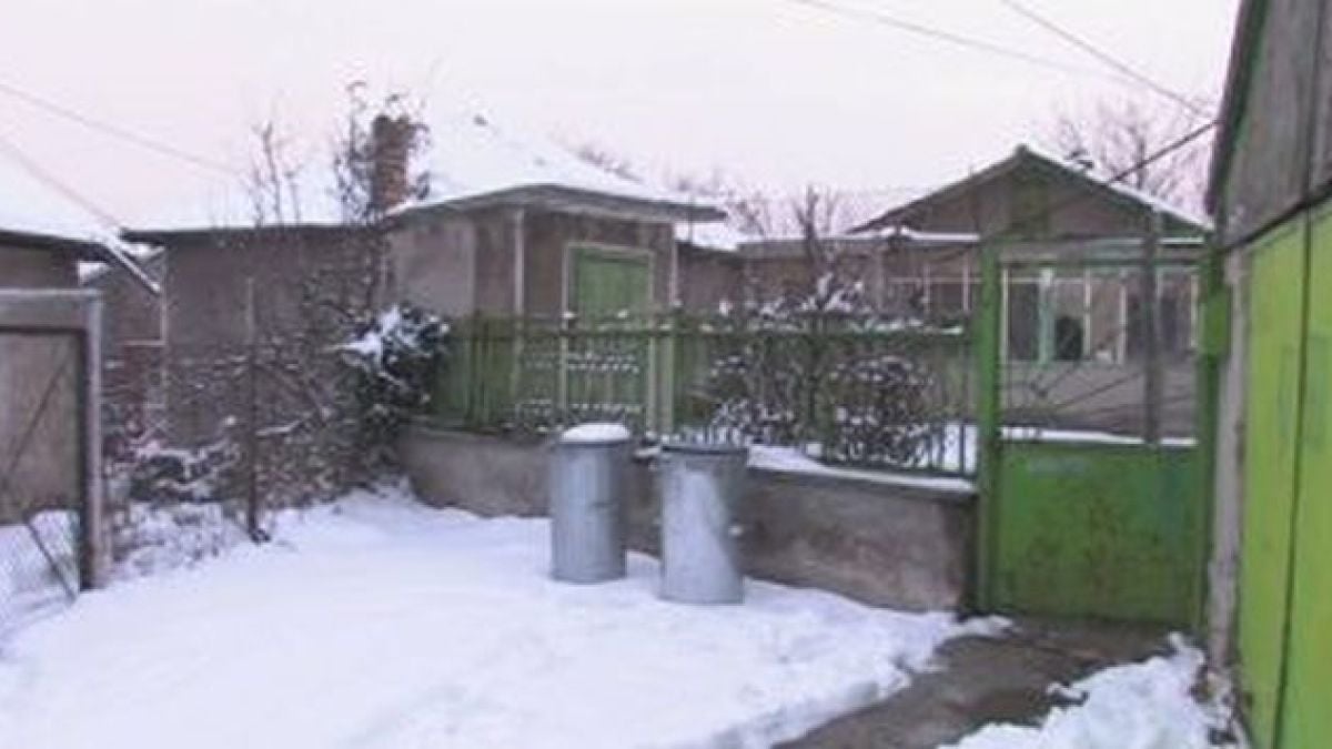 Драмата в Свищов продължава! Майката и двете ѝ дъщери отказват да излязат от вонящото свърталище!