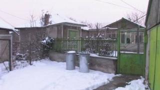 Драмата в Свищов продължава! Майката и двете ѝ дъщери отказват да излязат от вонящото свърталище!