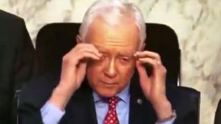 Американски сенатор си свали невидимите очила след реч и стана хит в мрежата (ВИДЕО)