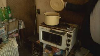 Брутално гнусни СНИМКИ от свищовската Къща на ужасите! Разбра се какво е правила Пенка на двете си щерки във вонящото свърталище