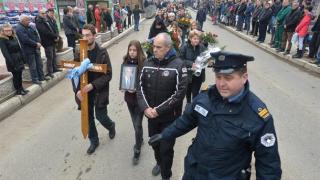 Стотици косовари изпратиха разстреляния Оливер Иванович в последния му път (СНИМКИ)