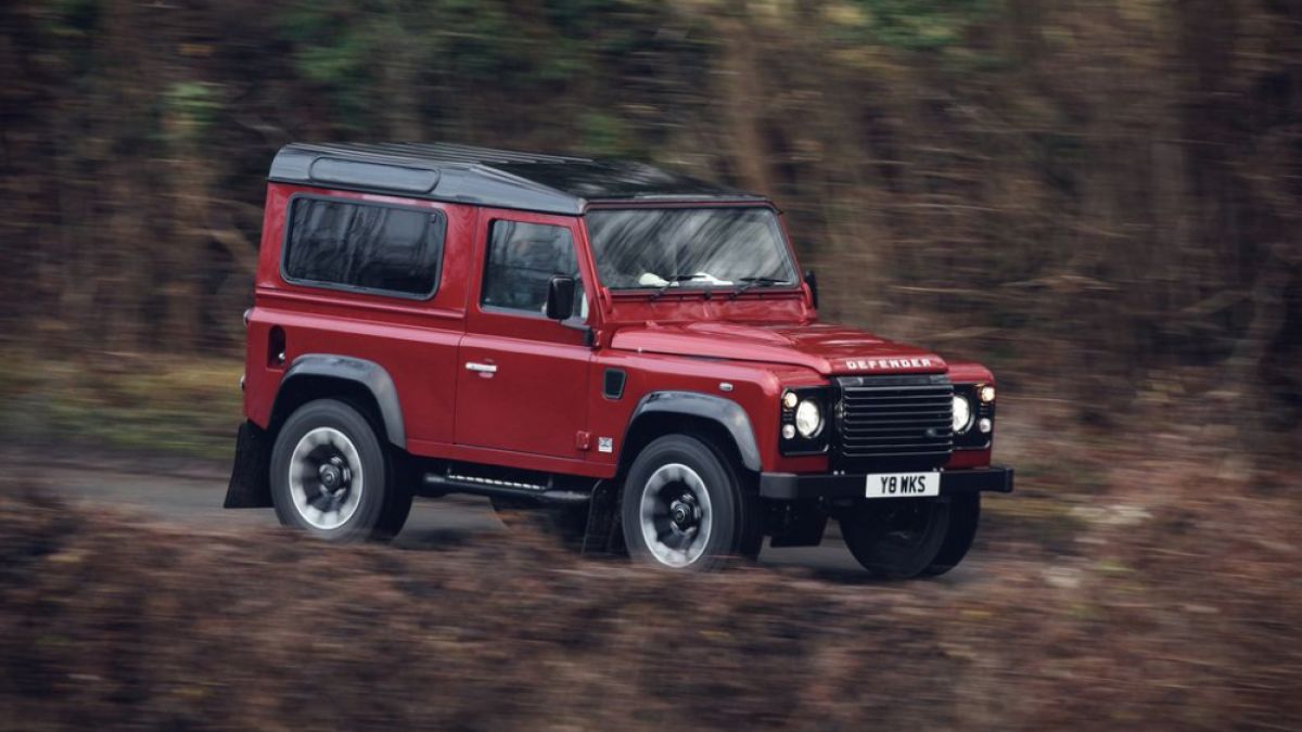 Defender продължава напред: Land Rover лансира модел V8, за да отбележи своята 70-a годишнина
