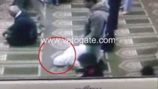 Смъртта на мюсюлманин по време на молитва трогна мрежата (ВИДЕО)