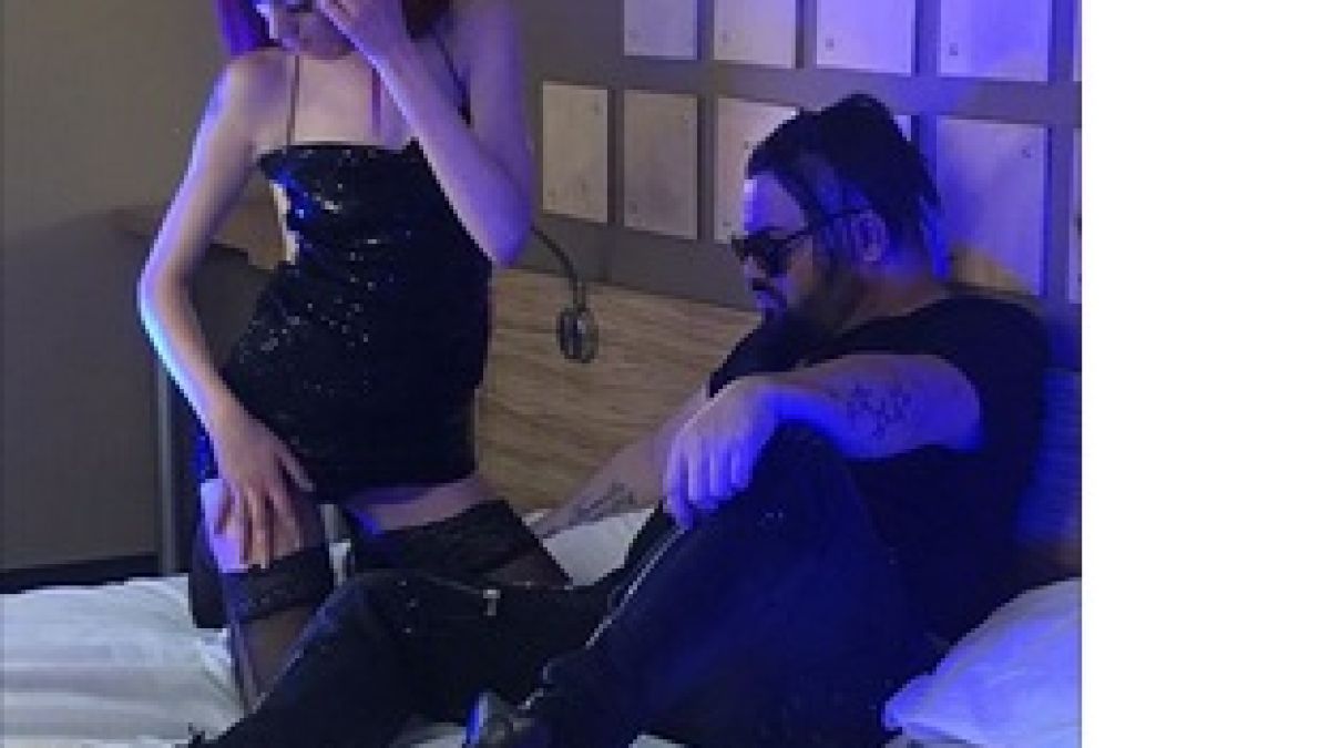Палава плеймейтка влезе в леглото на DJ и го накара да си говори сам