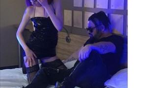 Палава плеймейтка влезе в леглото на DJ и го накара да си говори сам