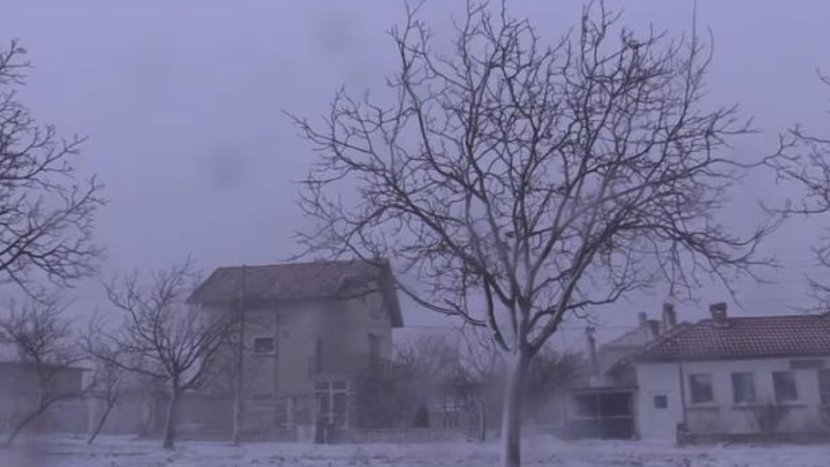 Ураганът остави Шипка на тъмно и студено, полицаи не пускат коли в прохода (ВИДЕО)