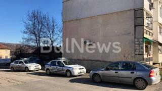 Спецакция във Враца, полицаи блокираха цял блок, има и кола на отдел "Убийства" (СНИМКИ)