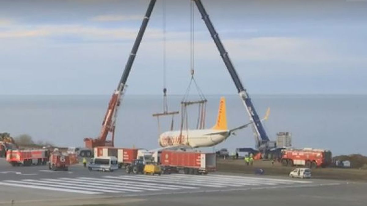 Горещо ВИДЕО! Изтеглят турския самолет след страшната катастрофа в Трабзон