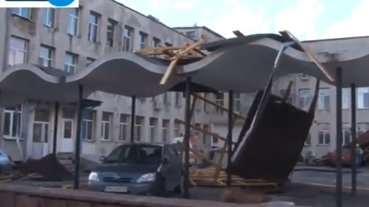 Зрелищно в БЛИЦ TV! Гледката в Карлово е страшна, ураганът помете улиците на града, полицаи пазят от мародери 