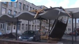 Зрелищно в БЛИЦ TV! Гледката в Карлово е страшна, ураганът помете улиците на града, полицаи пазят от мародери 