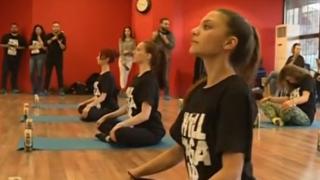 Вече и в България: Запишете се на бирена йога с красиви мадами (ВИДЕО)