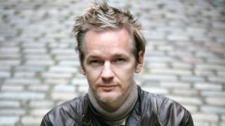 Найджъл Фараж е провеждал тайни срещи с Джулиан Асандж