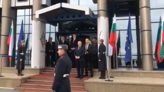 Ексклузивно ВИДЕО в БЛИЦ! Как Борисов посрещна Меркел (СНИМКИ)