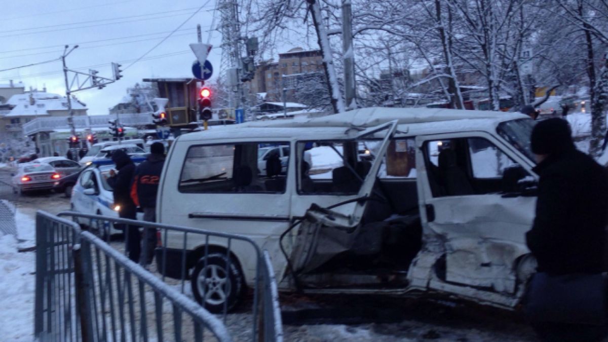 Първи потресаващи СНИМКИ от зверското столично меле с много ранени, спрени са трамваите по линии 4, 5 и 11