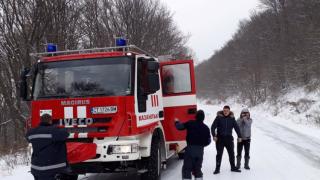 Безумие! Младежите, закъсали в преспите под Шипка, тръгнали с трошки да правят дрифтове, измъкнаха ги омърлушени! (СНИМКИ)