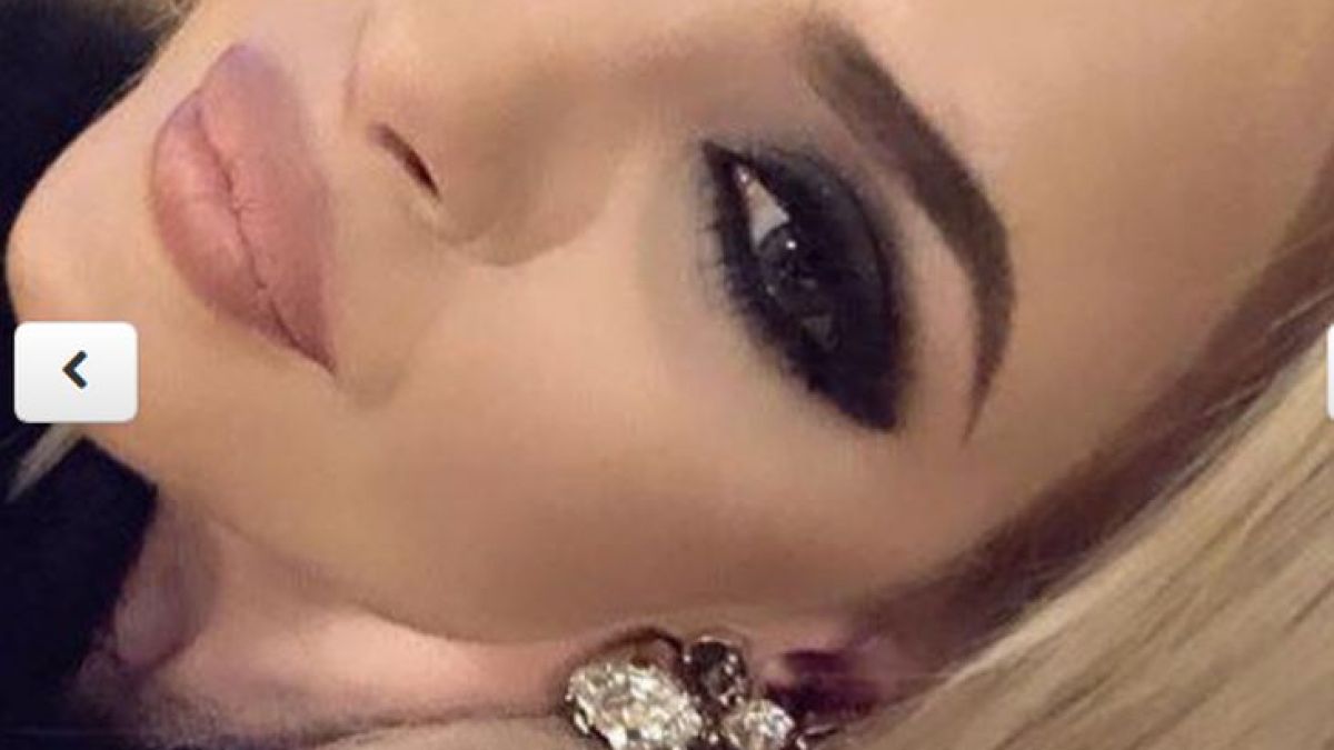 Мария честити РД на майка си с нейна СНИМКА в екстравагантен черен тоалет