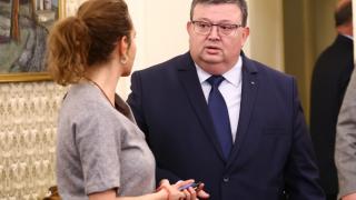 Цацаров остро опонира на Екатерина Захариева, че при ареста на Иванчева били "прехвърлени границите"!