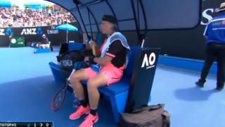 Тенисист се затрудни с банан и разсмя целия свят (ВИДЕО)