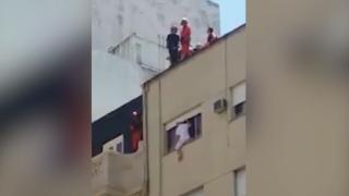 Екстремно ВИДЕО! Пожарникари се хвърлиха от покрив, за да сритат самоубиец и спасят живота му
