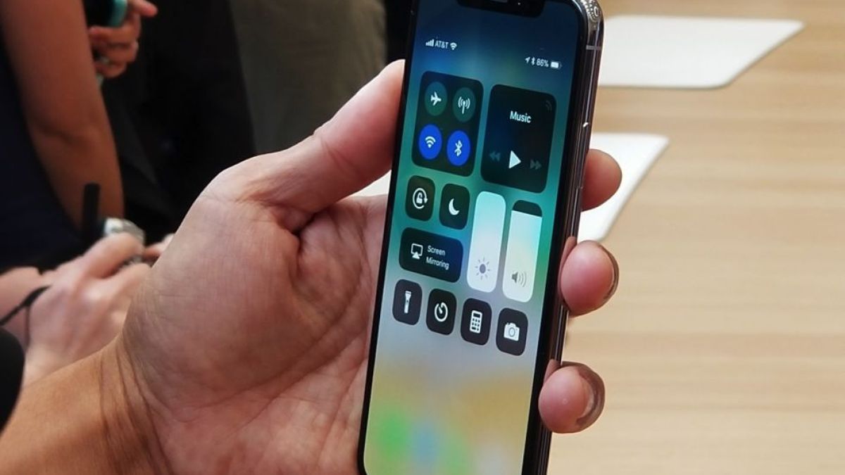 Смях! Китаец ухапа iPhone и той се взриви (ВИДЕО)