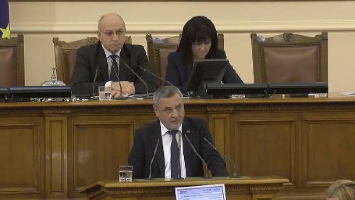 Валери Симеонов захапа Нинова: Превръщате сe една политическа Анита Мейзер