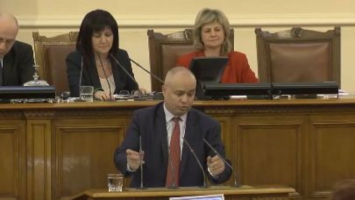 Депутатите се разгорещиха, Цвета Караянчева опитва да успокои страстите 