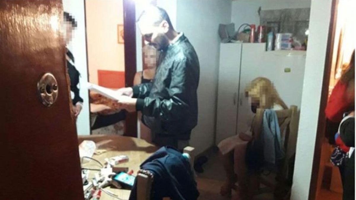 Жена пусна щерка си и племенницата си в сайт за проститутки, вижте колко евтино ги продава (СНИМКИ)